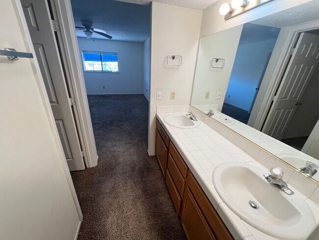 Building Photo - Spacious 2 bedroom 2nd floor unit