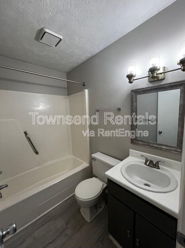 Building Photo - 5841 Century Oaks Dr