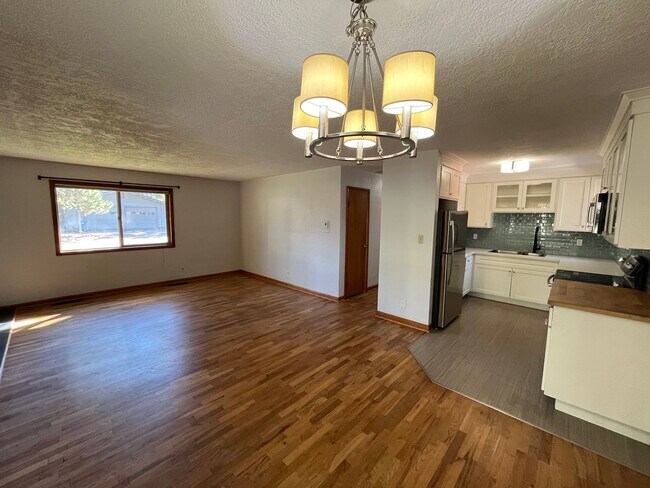 Building Photo - Single Level Home in Midtown