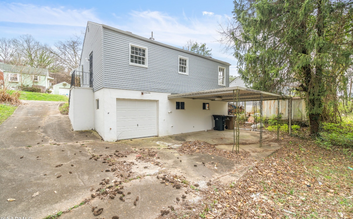 garage - 702 Ben Hur Ave