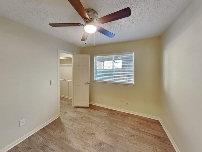 Building Photo - 110 S Village Knoll Cir