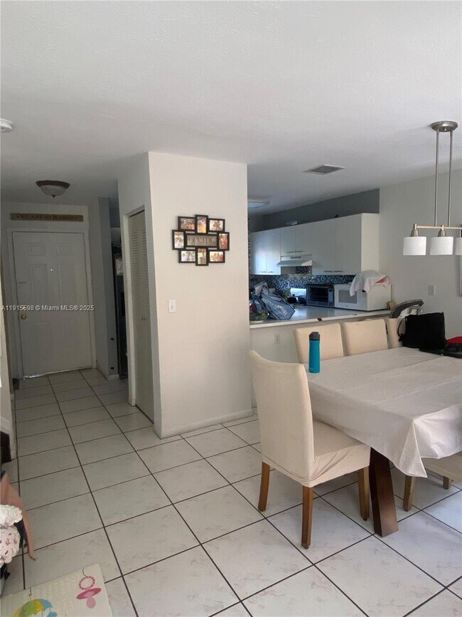 Building Photo - 6245 SW Kendale Lakes Cir