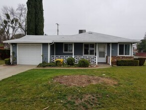 Building Photo - GREAT LOOKING 2BD / 1BTH DUPLEX W/ SPACIOUS BACKYARD!