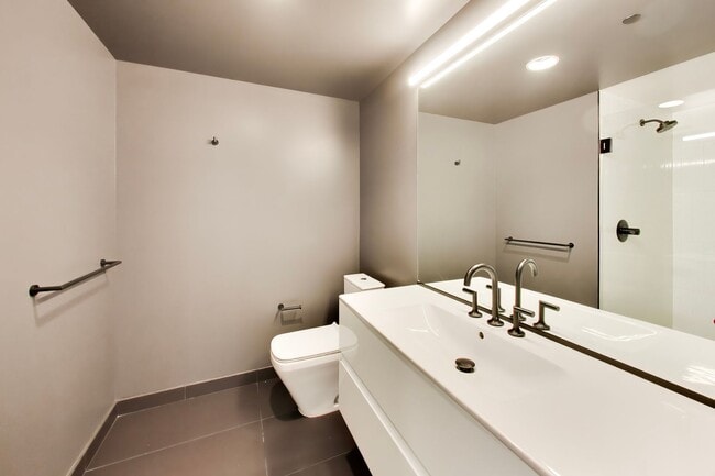 Building Photo - Urban Luxury at SoMa Serif Condos 2BR/2BA | In-Unit Laundry & 24-Hour Security