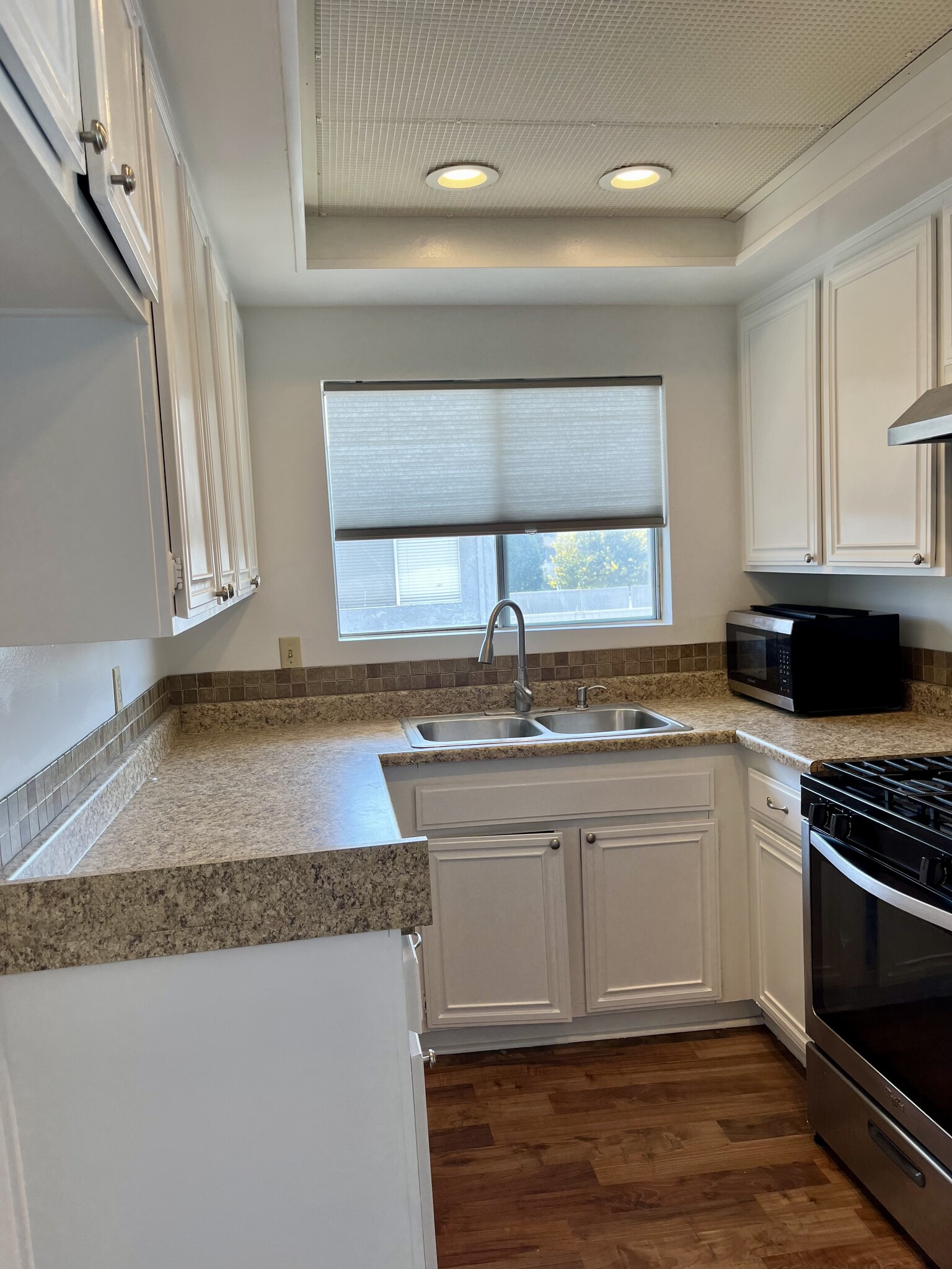 Building Photo - 28167 Robin Ave