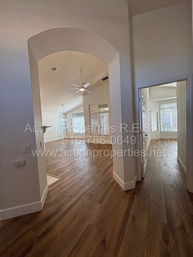 Building Photo - 6000 Buggy Whip Ln