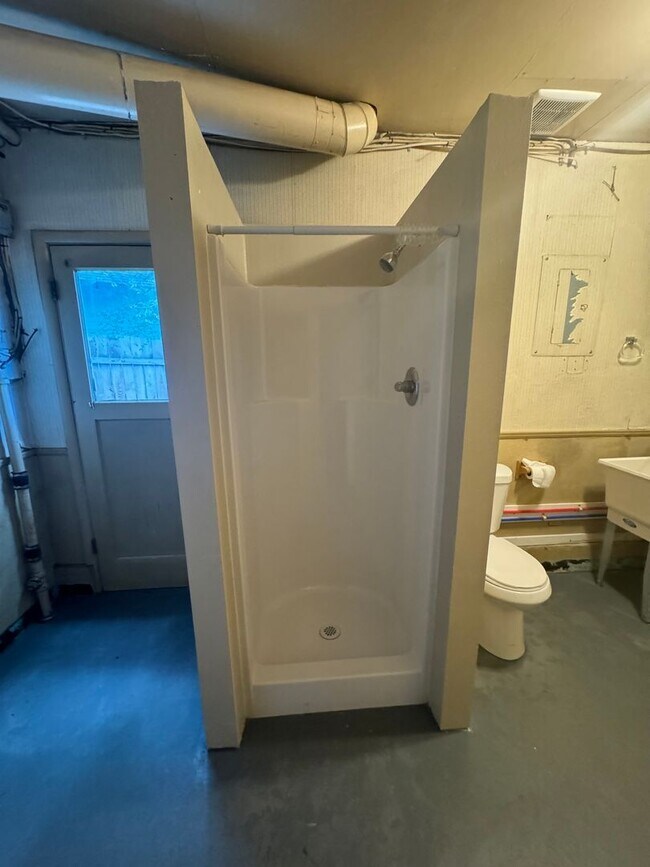 Building Photo - 2.5 Miles (6 minutes or less) to Oregon Tech and Sky Lakes Medical Center!  Perfect setup for Roo...