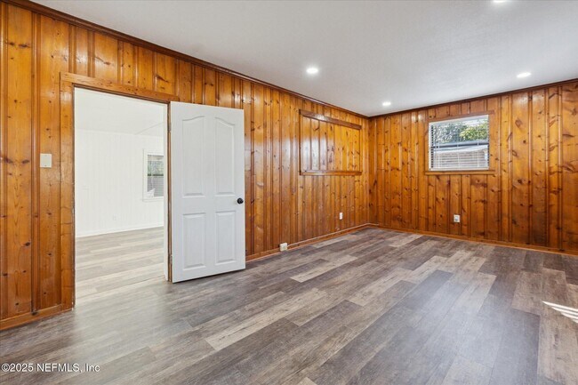 Building Photo - 863 Westgate Dr