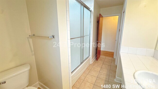Building Photo - 1480 SW Huntington Ave