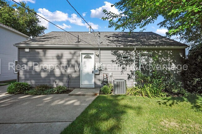 Building Photo - Fully Updated Two Bedroom with Contemporary Style and Comfort Throughout!