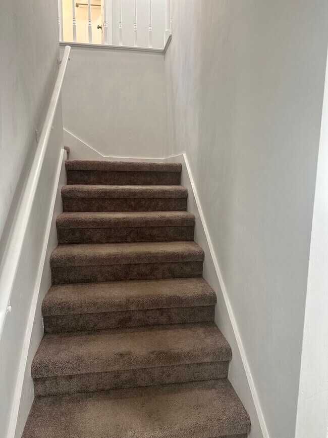 Building Photo - Beautifully Remodeled 4Bed/2.5Bath Townhome