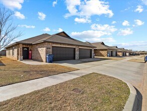Building Photo - 3 bedroom Duplex in El Reno!
