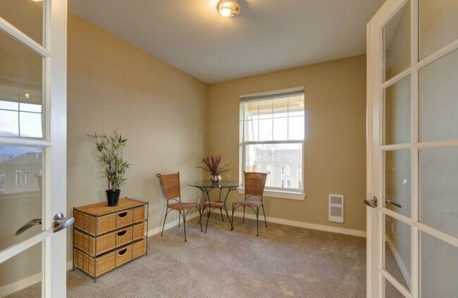 Building Photo - Sunny & Bright Upper Unit in Snoqualmie Ridge