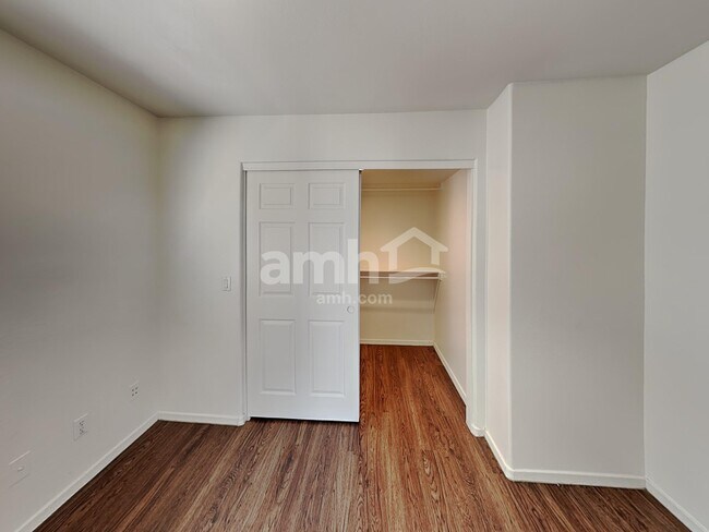 Building Photo - 5361 W Huntington Dr