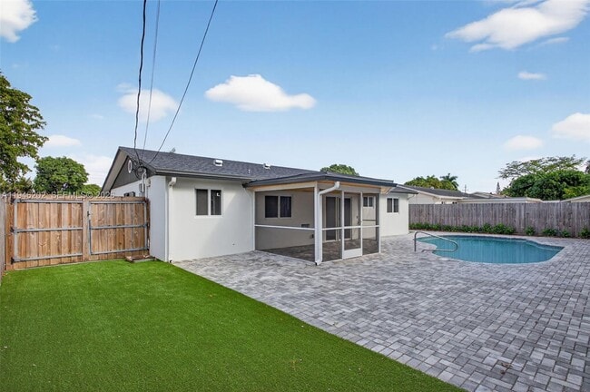 Building Photo - 6720 NW 6th Ct