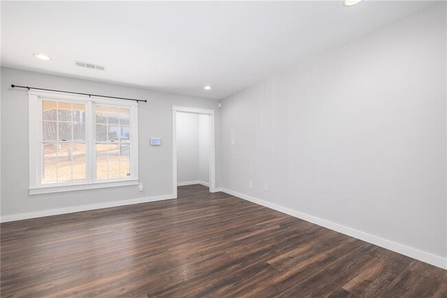 Building Photo - 4056 Coopers Hill Dr SE