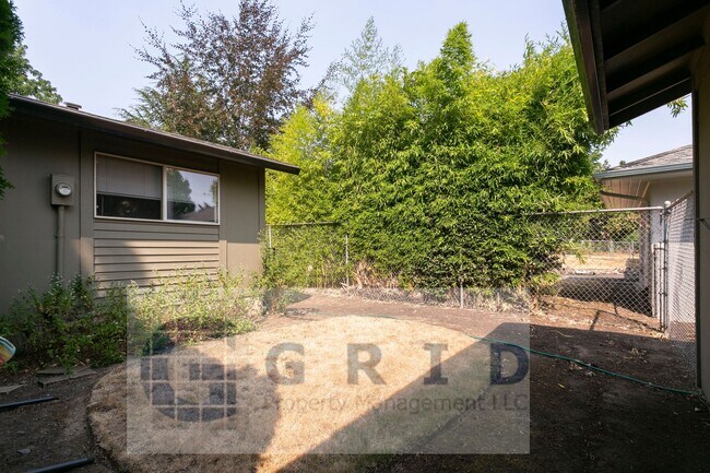 Building Photo - Gorgeous 2 Bedroom Apartment in Mt. Tabor - $500 MOVE IN SPECIAL!
