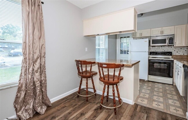 Building Photo - Bright & Spacious Unit with Natural Light