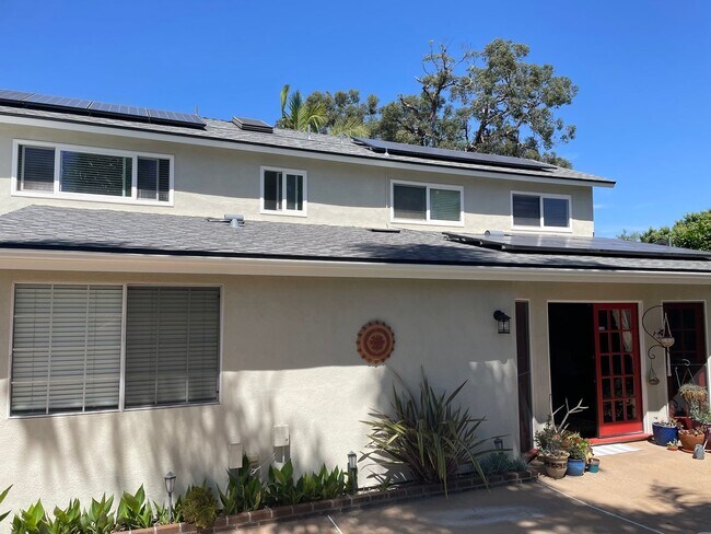 Building Photo - Spacious East Ventura 4 Bedroom 2 Bath Pool Home