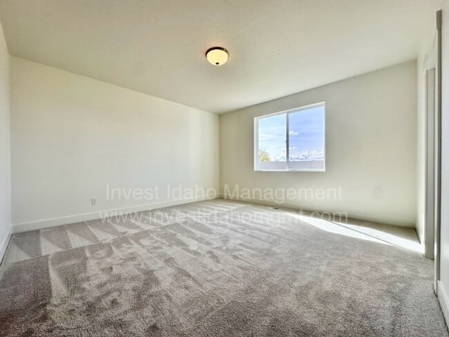 Building Photo - Beautiful 1 year old home available now!