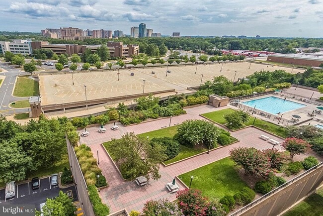 Building Photo - 3709 S George Mason Dr