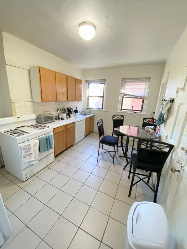 Building Photo - 118 Hemenway St