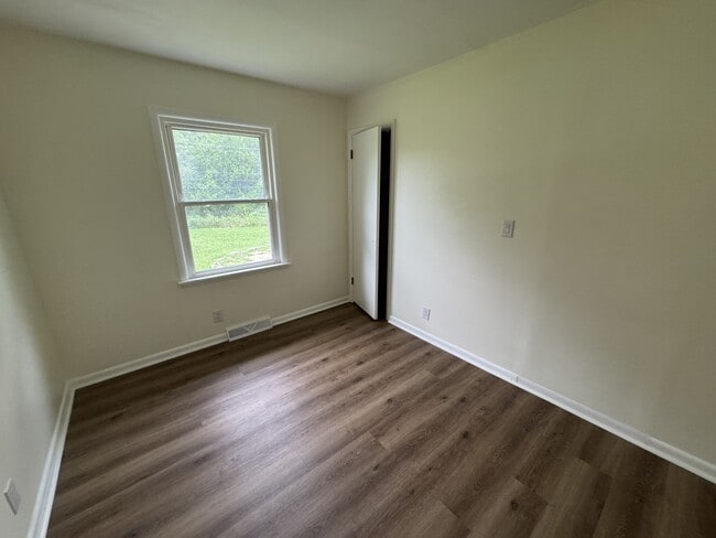 Building Photo - 2737 Broadmoor Dr