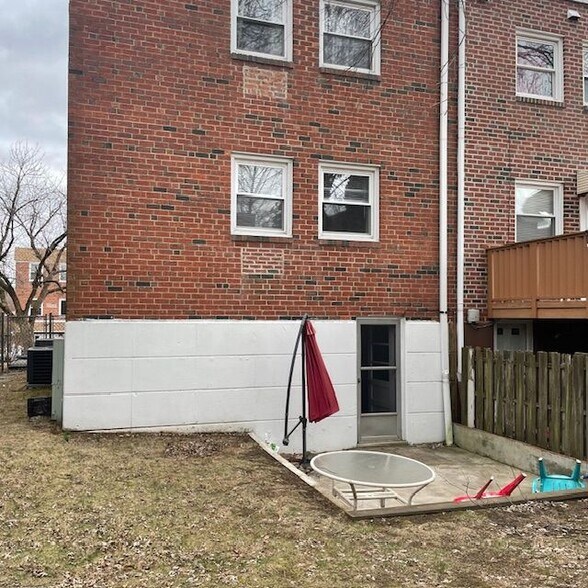 Building Photo - 210 Lockart Terrace