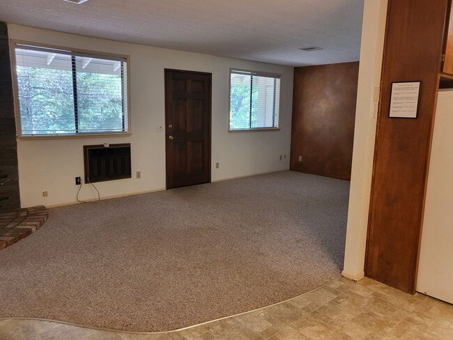 Building Photo - 2 bedroom 2 bath House for Rent in Cave Junction