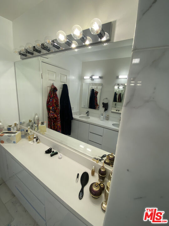 Building Photo - 121 S Hope St