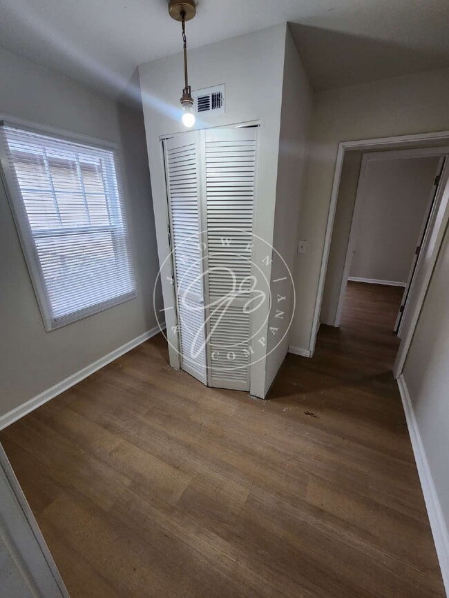 Building Photo - "Charming 2-Bedroom Retreat on Birkdale Road with Cozy 700 sq ft Layout in Toledo!"