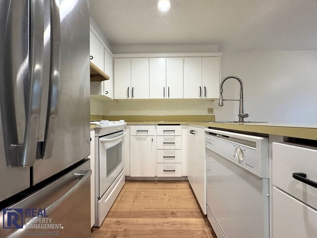 Building Photo - Updated 3-Bed Duplex Offering Space, Style & Convenience!!