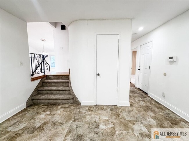 Building Photo - 742 Grove Ave