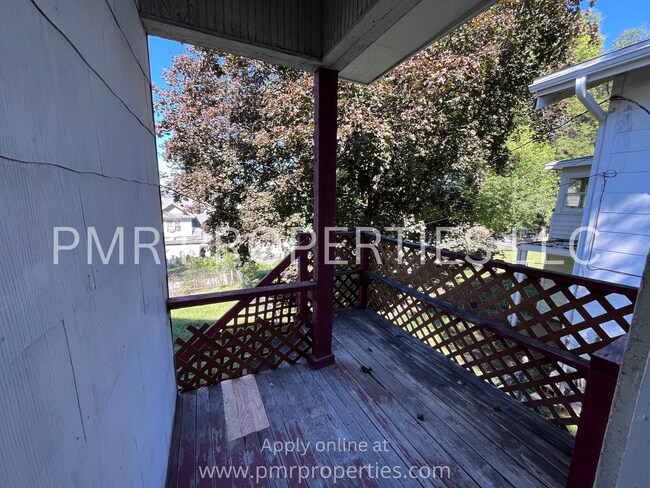 Building Photo - 2 Bedrooms / 1 Bathroom House