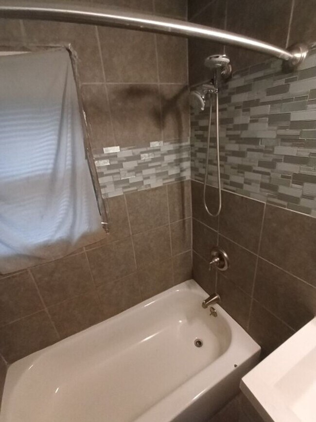 Building Photo - 3 bed/1 bath bungalow - Now Available!