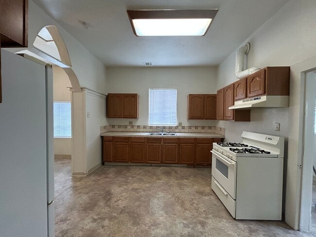 Building Photo - 3 Bedroom 1 Bathroom Single-Story