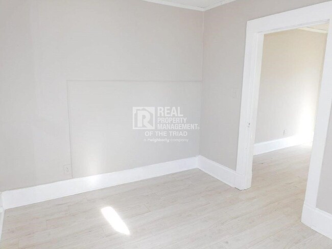 Building Photo - *Move In Special* Cute 2 Bedroom/1 Bath Ho...