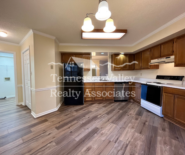 Building Photo - MOVE IN READY! Gorgeous 3 BED/2 BATH w/GAR...