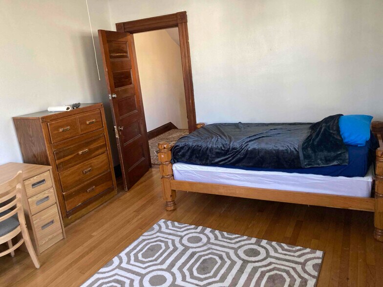 Building Photo - 2 Marlowe St