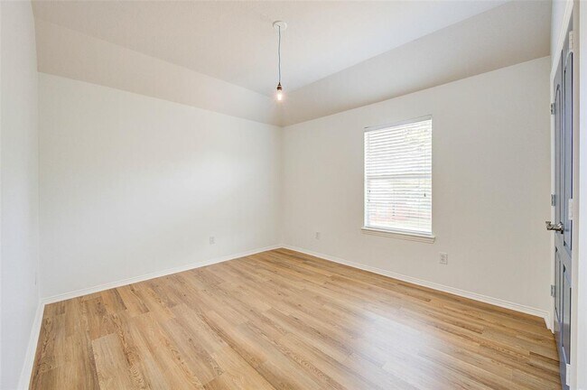 Building Photo - 14018 White Oak Gardens Dr