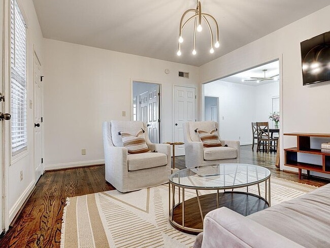 Building Photo - "Charming 2-Bedroom Retreat in Birmingham – Cozy 932 Sq Ft Haven!"