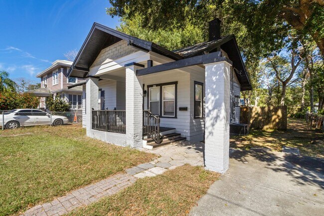 Building Photo - Cute 2bdrm/1bath Bungalo ** Section 8 OK ** Ready March 15