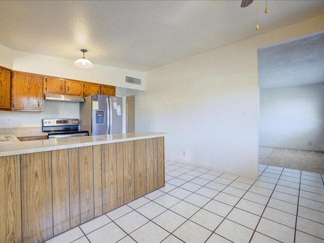 Building Photo - 3 Bedroom 2 Bathroom