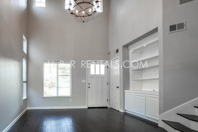 Building Photo - Bright Craftsman-Style 4 Bedroom Home in Q...
