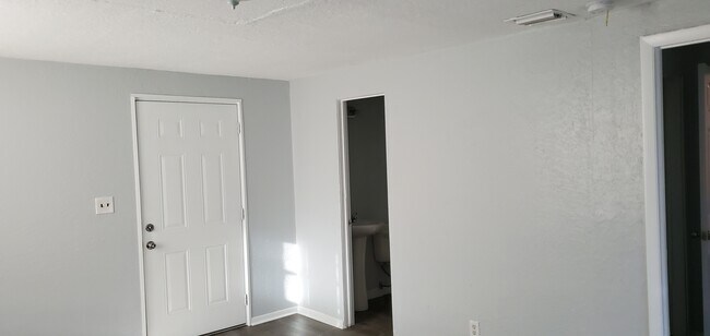 Building Photo - 1425 40th St S