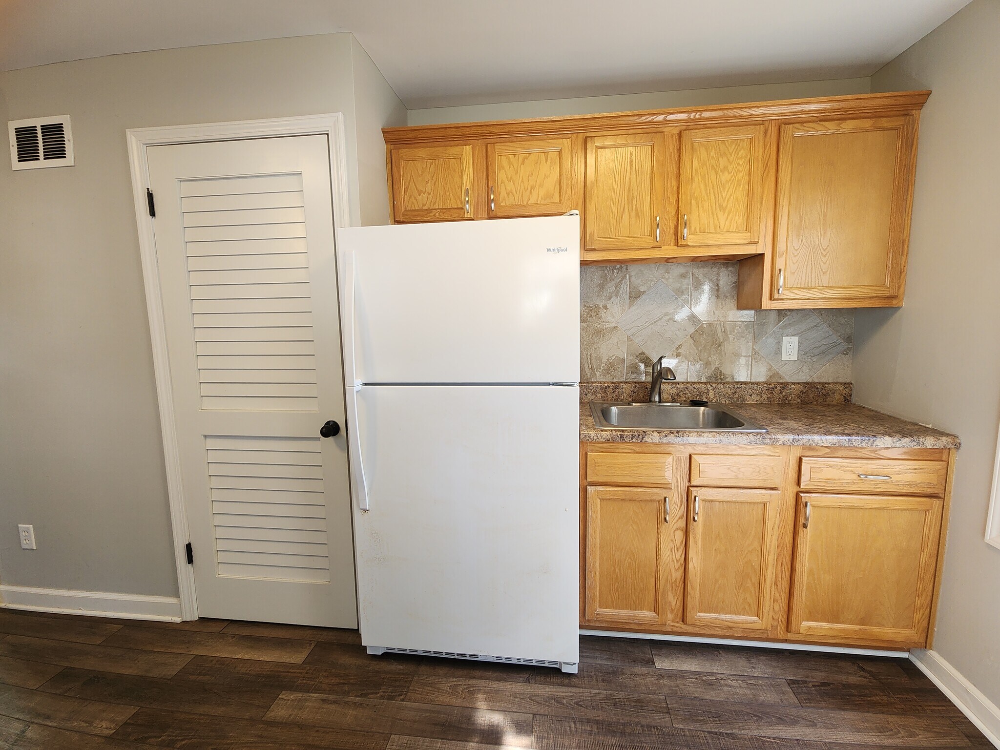 Building Photo - 5215 N Glen Elm Dr