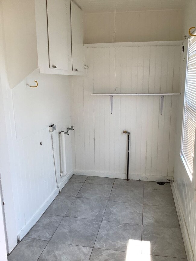 Building Photo - 2 Bed / 1 Bath House Available in Richmond...