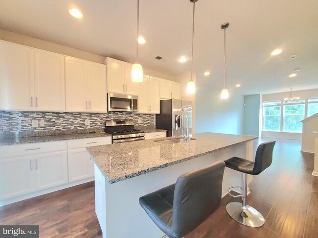 Building Photo - 135 Prado Ln