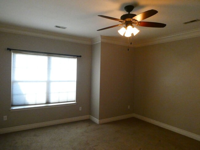 Building Photo - 3 bedroom 2 bath home- Quail Creek Subdivi...