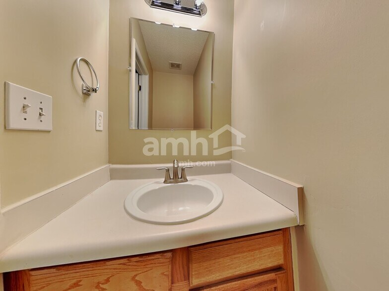 Building Photo - 5029 Kens Ct